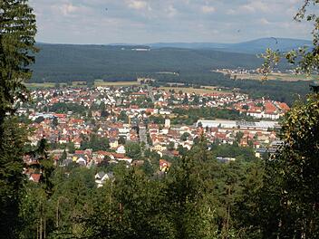 Idyllisch liegt Neustadt am Fuße des Muppbergs. Damit es auch aus der Nähe noch schöner wird, hat die Stadt jetzt ein Förderprogramm für Hauseigentümer im engeren Stadtbereich aufgelegt. Foto: Rainer Lutz