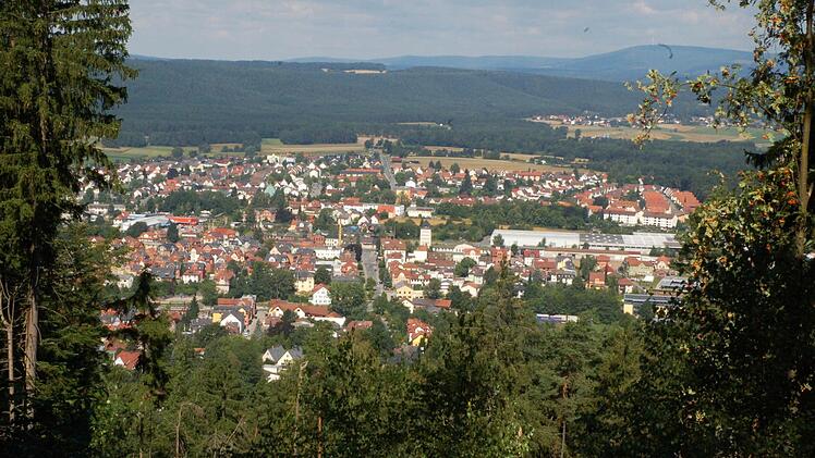 Idyllisch liegt Neustadt am Fuße des Muppbergs. Damit es auch aus der Nähe noch schöner wird, hat die Stadt jetzt ein Förderprogramm für Hauseigentümer im engeren Stadtbereich aufgelegt. Foto: Rainer Lutz