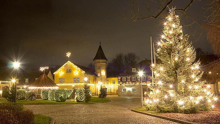 Die Rödentaler Domäne erstrahlt in der Adventszeit im festlichen Lichterglanz.Foto: Albert Höchstädter