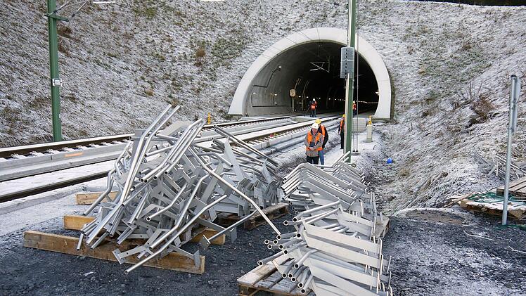83 Kilometer Handläufe liegen noch vor den Tunnelbauwerken entlang der ICE-Neubaustrecke. Foto: Berthold Köhler