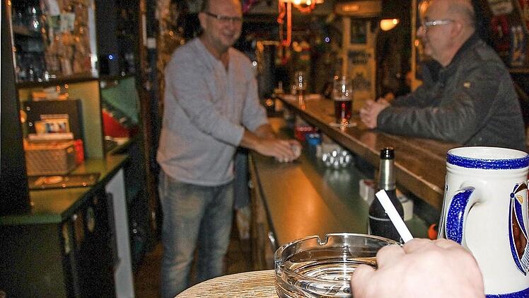 Das Rauchverbot wurde vor zehn Jahren beschlossen und 2010 verschärft. Seitdem darf man Zigaretten in Kneipen nur anschauen.  Foto: A. Schmitt