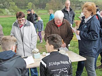 Ein Informationsstand wird von den Teilnehmern der Laufveranstaltung angesteuert. Foto: Klemens Albert