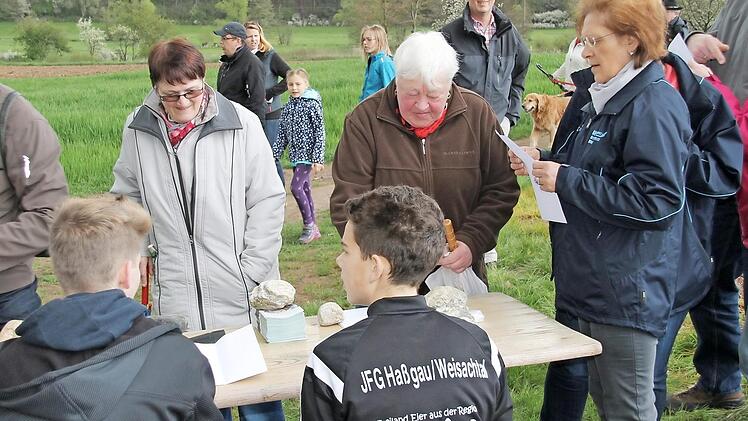 Ein Informationsstand wird von den Teilnehmern der Laufveranstaltung angesteuert. Foto: Klemens Albert