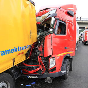 A3 bei Schlüsselfeld: Zwei Personen bei Lkw-Crash eingeklemmt