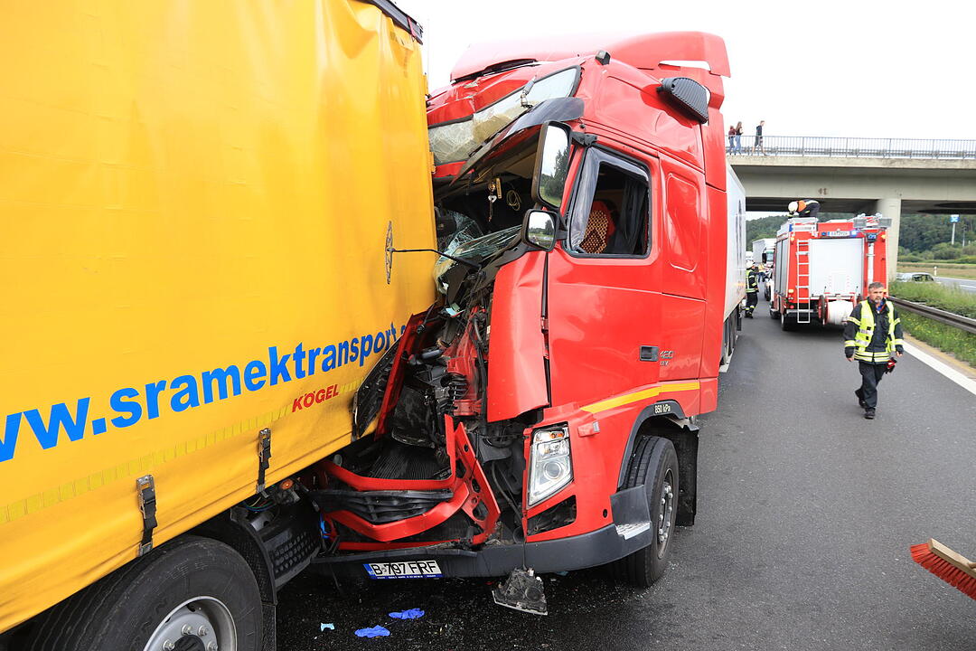 A3 bei Schlüsselfeld: Zwei Personen bei Lkw-Crash eingeklemmt