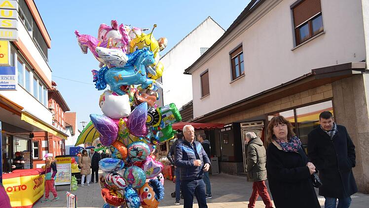 In der Hauptstraße wäre noch Platz für weitere Marktstände.  Foto: Larissa Händel