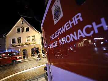 15 Fahrzeuge gleich mehrerer Wehren aus dem Landkreis waren Samstagnacht in der Andreas-Limmer-Straße in Kronach im Einsatz. Foto: Marian Hamacher