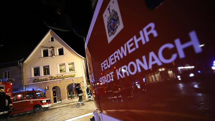 15 Fahrzeuge gleich mehrerer Wehren aus dem Landkreis waren Samstagnacht in der Andreas-Limmer-Stra&szlig;e in Kronach im Einsatz. Foto: Marian Hamacher