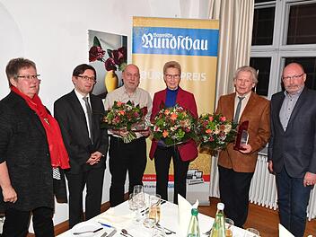 Zum siebeten Mal übergab die Bayerische Rundschau ihren Bürgerpreis. Unser Bild zeigt (von links) stellvertretende Redaktionsleiterin Katrin Geyer, Redaktionsleiter Alexander Müller, die Preisträger Matthias Hahn, Brigitte Seyß und Raimund Ortlieb sowie Regionalverlagsleiter Bernd Seidel. Foto: Ronald Rinklef