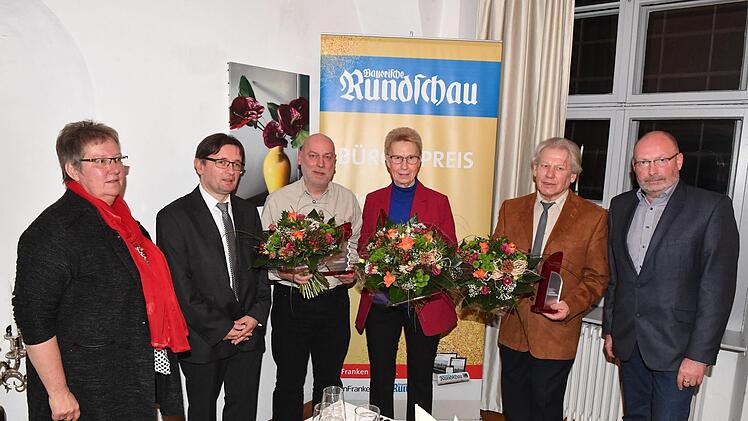 Zum siebeten Mal übergab die Bayerische Rundschau ihren Bürgerpreis. Unser Bild zeigt (von links) stellvertretende Redaktionsleiterin Katrin Geyer, Redaktionsleiter Alexander Müller, die Preisträger Matthias Hahn, Brigitte Seyß und Raimund Ortlieb sowie Regionalverlagsleiter Bernd Seidel. Foto: Ronald Rinklef