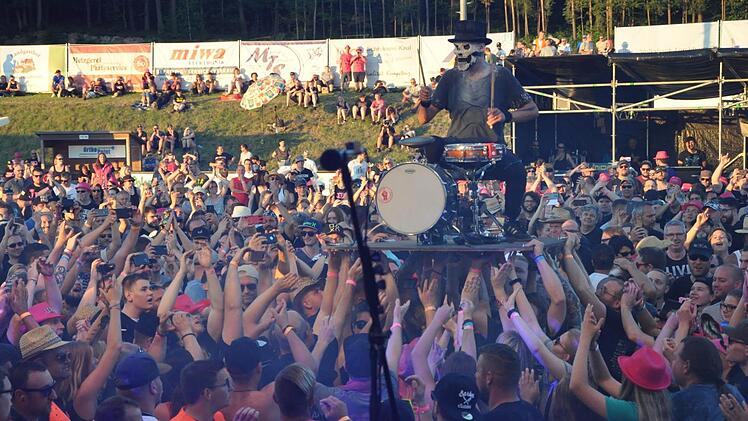 Die Anhänger tragen Hämatom-Drummer Frank Jooss und seine mobile Schlagzeug-Plattform auf Händen.