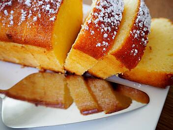 Leckerer und saftiger Zitronenkuchen gelingt mit zwei Backtipps ganz einfach.