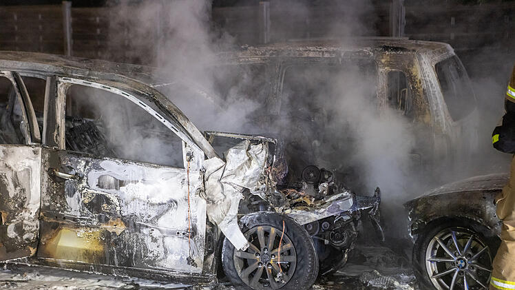 "Die Flammen waren drei bis vier Meter hoch": Autos brennen nach Unfall vollständig aus