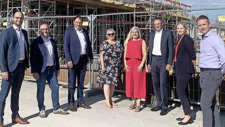 Strahlende Gesichter bei der Besichtigung der Sancura-Park-Baustelle in Bamberg.
