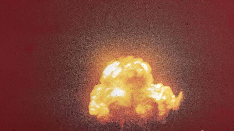 Vor 80 Jahren, am 6. April 1945, wurde die erste Atombombe im Krieg eingesetzt. Ziel der US-Operation war die japanische Stadt Hiroshima. Weit über 100.000 Einwohner starben. Der HISTORY Channel zeigt zu diesem Anlass zwei Dokumentationen, die die historischen Umstände und den Schrecken der Bombe beleuchten.