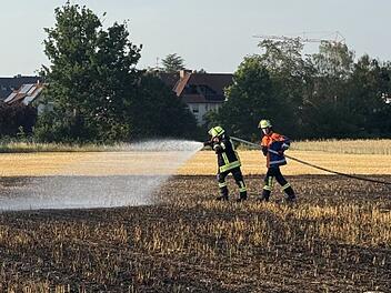 Brand nahe Erlangen bei Extremhitze: Feuerwehr erh&auml;lt unerwartete Hilfe