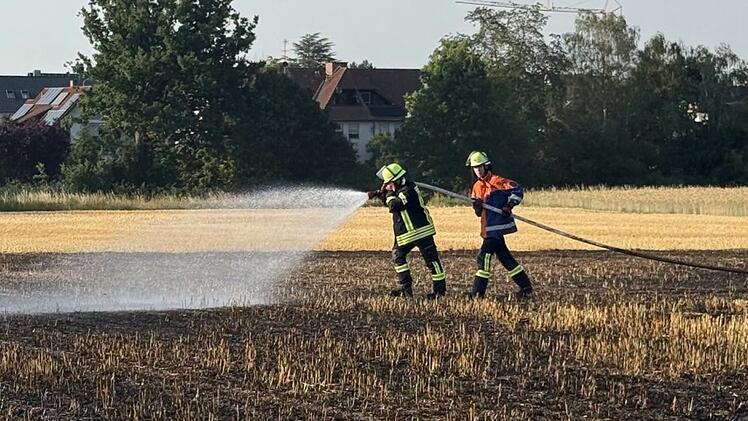 Stoppelfeldbrand zwischen H&auml;usling und Steudach - Feuerwehren und Landwirte verhindern Ausbreitung