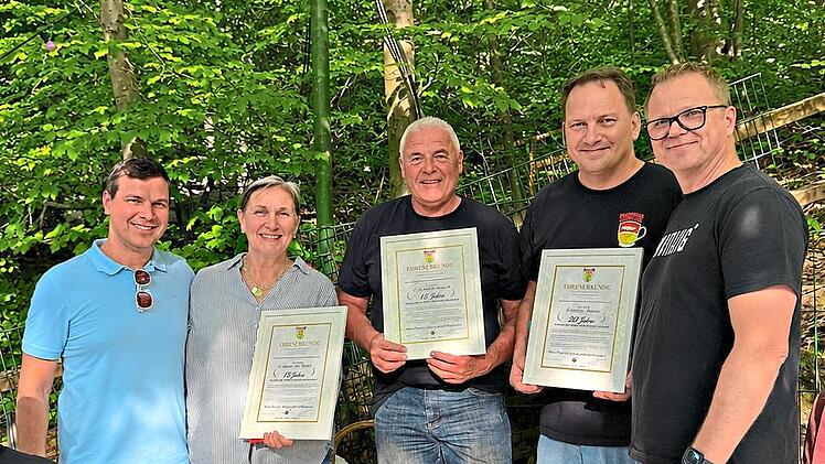 Beim Helferfest wurden die scheidenden Vorstandsmitglieder geehrt (v.l.): Pr&auml;sident Sebastian H&ouml;sch, Katharina Bauer, Ewald Stilkerich, Marco Bauer und Sitzungspr&auml;sident Bernd Uttenreuther.Sebastian H&ouml;sch