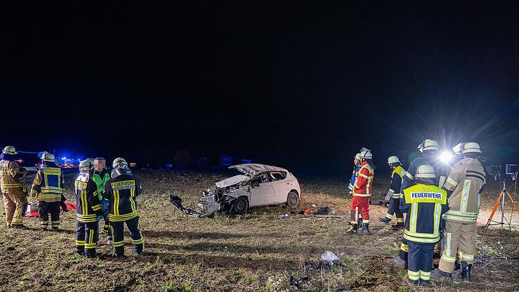 Auto kommt von Stra&szlig;e ab: Vier Verletzte im Kreis Lichtenfels