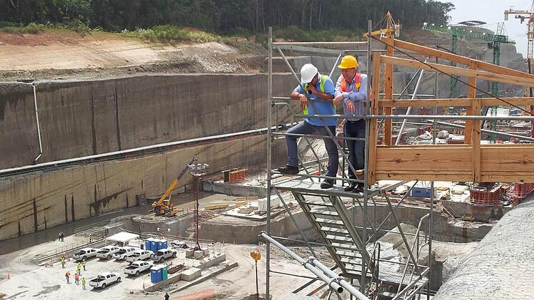 Hubert Denegri (rechts) liefert auch Teile für den Ausbau des Panamakanals (Bild). Mit im Bild ist Cristian Alarcon, der für die Baustelle verantwortliche Ingenieur für den Schleusenbau auf der Atlantik-Seite. Foto:privat