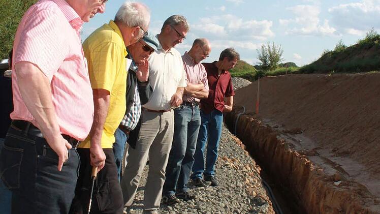 Die Telefonkabel liegen bereits im Graben neben der Verbindungsstraße zwischen Recheldorf und Hemmendorf. Neue Leitungen, etwa mit Glasfaser, wurden, laut Auskunft der Telekom, nicht verbaut berichtet Bürgermeister Helmut Dietz (Dritter von rechts). Foto: Katharina Becht