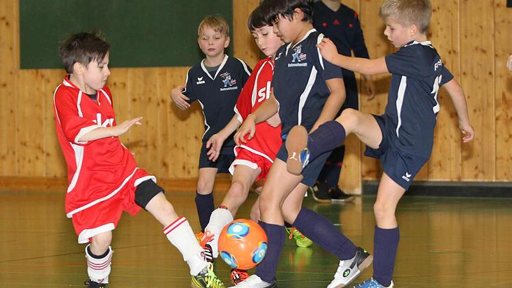 Spielszene vom Hallenturnier der F-Junioren in Kronach.  Foto: Heinric Weiß