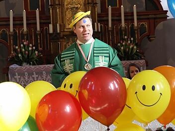 Matthias Steffel hat sich für den Faschingsgottesdienst entsprechend närrisch verkleidet.  Fotos: Erlwein