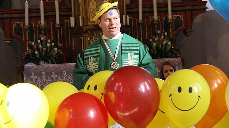 Matthias Steffel hat sich für den Faschingsgottesdienst entsprechend närrisch verkleidet.  Fotos: Erlwein