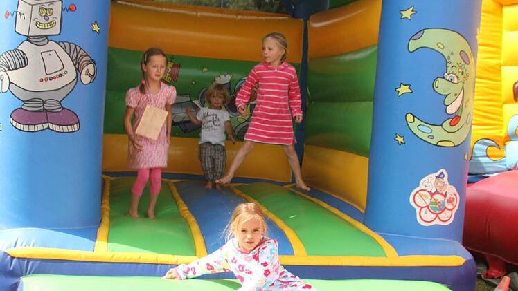 In den Hüpfburgen ging die Post ab. Foto: Sonja Adam