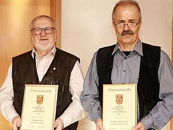 Kurt Lettner (r.) und Hermann Lochner von den Hundefreunden Hausen wurden für ihr Engagement ausgezeichnet.  Foto: Mathias Erlwein