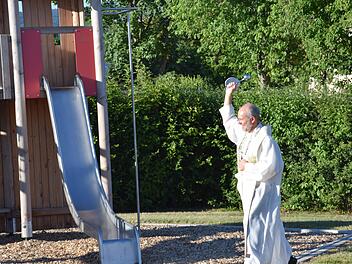 Pfarrer Armin Haas spendet dem neuen Spielplatz als  Begegnungsstätte für Familien Gottes Segen. Horst Conze