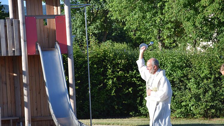 Pfarrer Armin Haas spendet dem neuen Spielplatz als  Begegnungsstätte für Familien Gottes Segen. Horst Conze