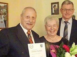Walter und Hannelore Rotschka mit B&uuml;rgermeister M&ouml;hrlein (v.l.) Foto: p