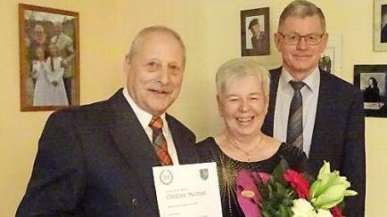 Walter und Hannelore Rotschka mit B&uuml;rgermeister M&ouml;hrlein (v.l.) Foto: p