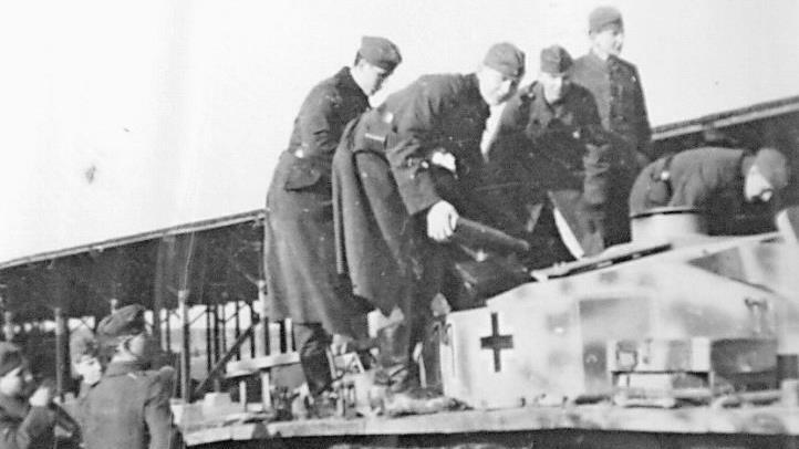 Herbert Burkholz bei der Ausbildung am Sturmgeschütz auf dem Panzer mit einer Geschoßhülse.  Foto: privat