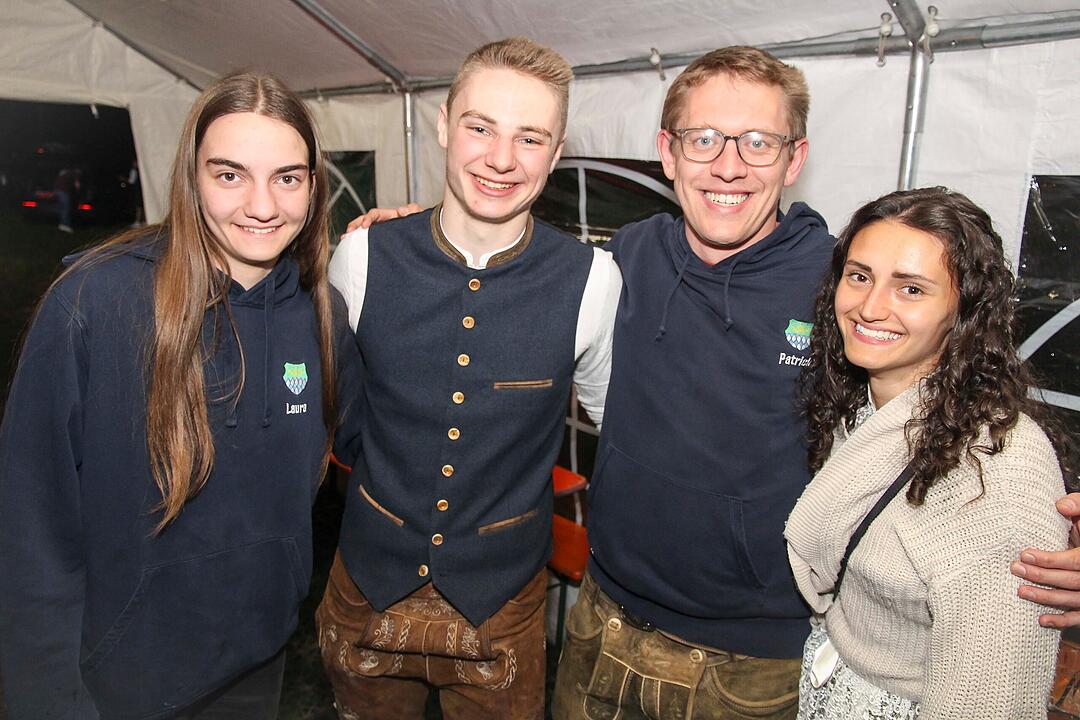 Dirndl vs. Lederhosen