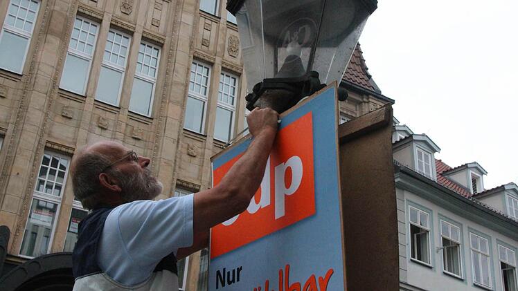 Klaus Klumpers (ÖDP) war allein in der Coburger Spitalgasse unterwegs, um Plakate aufzuhängen.