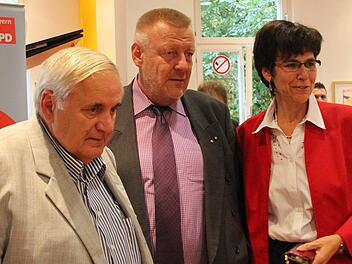 Susann Biedefeld am Wahlabend mit Coburgs Oberbürgermeister Norbert Kastner (Mitte) und ihrem Mann Otto Schuhmann (links). Damals freuten sich die drei SPD-Politiker vor allem darüber, dass ihre Partei in der Wählergunst wieder zugelegt hatte. Ob Susann Biedefeld wieder in den Landtag kommt, stand zu diesem Zeitpunkt noch nicht fest. Fotos: Simone Bastian