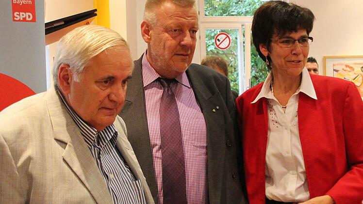 Susann Biedefeld am Wahlabend mit Coburgs Oberbürgermeister Norbert Kastner (Mitte) und ihrem Mann Otto Schuhmann (links). Damals freuten sich die drei SPD-Politiker vor allem darüber, dass ihre Partei in der Wählergunst wieder zugelegt hatte. Ob Susann Biedefeld wieder in den Landtag kommt, stand zu diesem Zeitpunkt noch nicht fest. Fotos: Simone Bastian