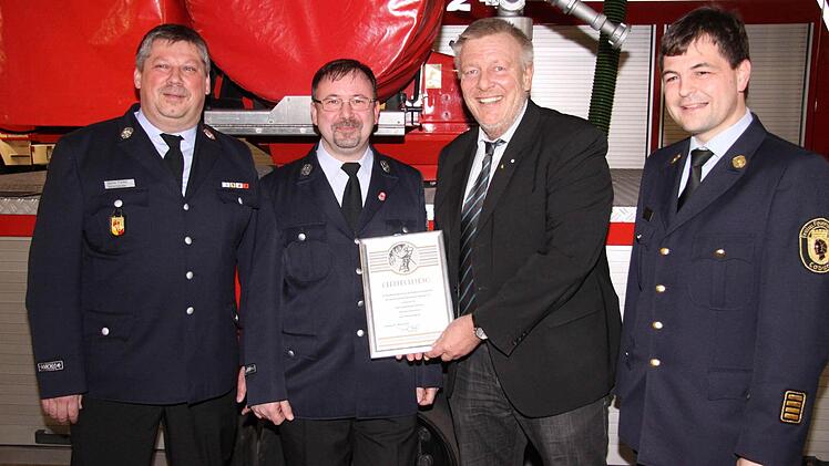 Die Ehrungen zwischen 40 Jahren und 60 Jahren Treue und Mitgliedschaft zur Feuerwehr Coburgoburg konnten Coburgs OB Norbert Kastner (vorheriges Bild links), Kommandant Ingolf Stökl (Dritter von links) und Coburgs Dritter Bürgermeister Hans-Heinrich Ulmann und Vereinsvorsitzender Daniel Forkel (rechts) vornehmen. Die Geehrten sind Rolf Zimpel (50 Jahre), Peter Weißbrodt (60 Jahre), Thomas Döll (40 Jahre). Rechtes Bild: Oberbürgermeister Kastner und Bernd Griebel (mit Kommandant Ingolf Stökl, r...
