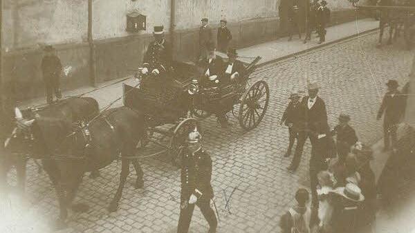 Die Aufnahme von 1907 zeigt Hans Schiffner (mit Pickelhaube) als frisch gebackenen Schutzmann der Stadt Kulmbach. Foto: Kulmbacher Stadtarchiv