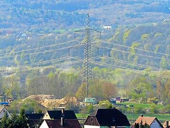 Der Gemeinderat Stettfeld nahm Stellung zu den Netzentwicklungsplänen für Stromleitungen. Er ist gegen weitere Stromleitungen im Maintal. Stettfeld sei durch die bestehenden Hochspannungsleitungen bereits genug belastet, hieß es in der Sitzung am Mittwochabend im Rathaus. Foto: Christian Ziegler