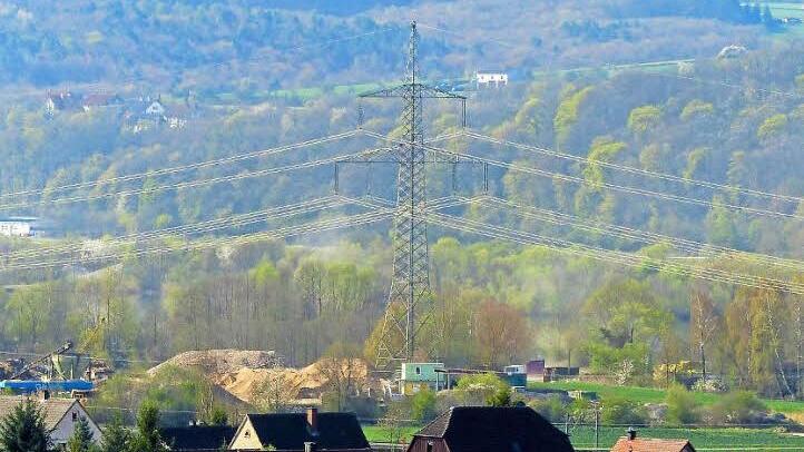 Der Gemeinderat Stettfeld nahm Stellung zu den Netzentwicklungsplänen für Stromleitungen. Er ist gegen weitere Stromleitungen im Maintal. Stettfeld sei durch die bestehenden Hochspannungsleitungen bereits genug belastet, hieß es in der Sitzung am Mittwochabend im Rathaus. Foto: Christian Ziegler