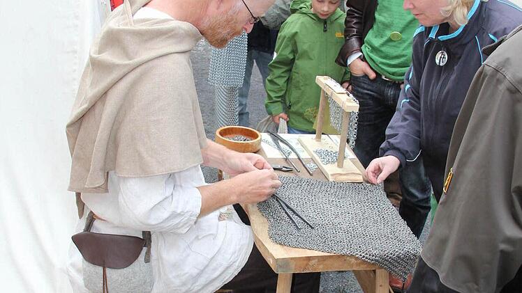 Sind das Maschen? Fertigen eines Kettenhemdes.Foto: Ralf Kestel