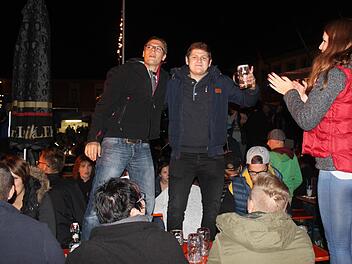 Spätabendliche Ausgelassenheit am Marktplatz. Zu den Klängen der Party-Band "Dochrinna" zog es manche auf die Bänke und Tische.