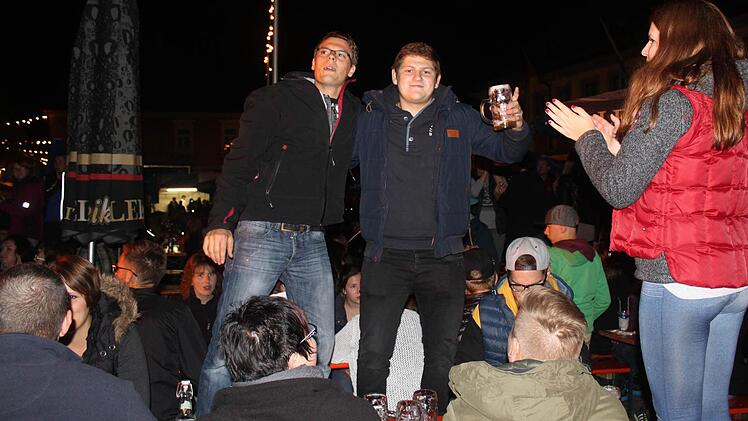 Spätabendliche Ausgelassenheit am Marktplatz. Zu den Klängen der Party-Band "Dochrinna" zog es manche auf die Bänke und Tische.