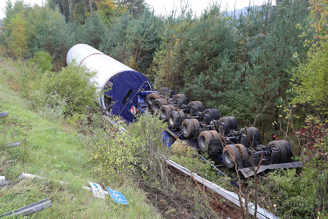 Schwertransporter verunglückt auf A9
