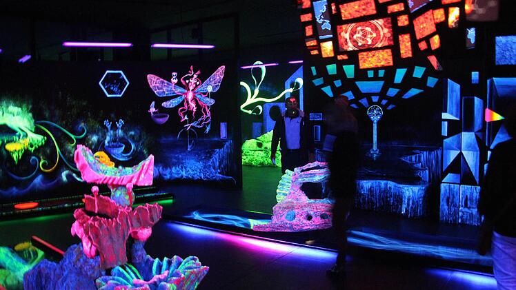 Minigolfen mit 3D-Brille - ein besonderes Erlebnis.  Foto: Diana Fuchs