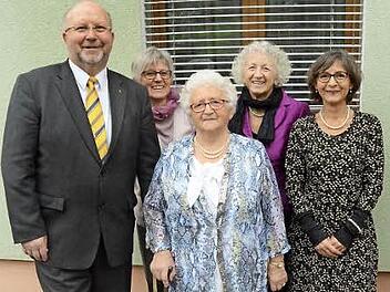 Gratulation zum 90. Geburtstag von Alma Fugmann (v.l.): Bürgermeister Egon Herrmann, Sigrid Gräf (Tochter), Jubilarin Alma Fugmann, Christa Götz (Tochter), Hella Schuhmann (Tochter) Foto: K.- H. Hofmann