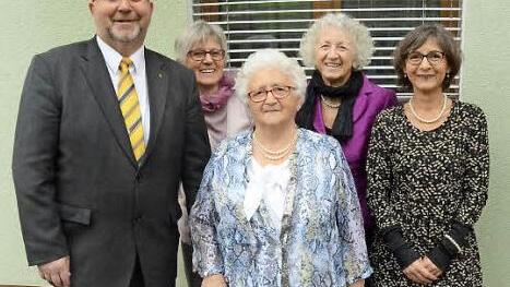 Gratulation zum 90. Geburtstag von Alma Fugmann (v.l.): Bürgermeister Egon Herrmann, Sigrid Gräf (Tochter), Jubilarin Alma Fugmann, Christa Götz (Tochter), Hella Schuhmann (Tochter) Foto: K.- H. Hofmann